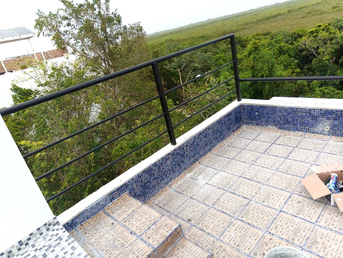 Barandal metálico negro instalado en una terraza