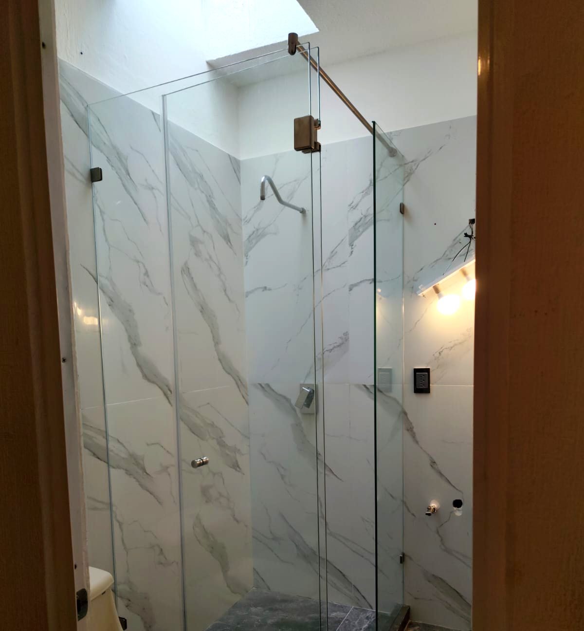 Cancel de baño en escuadra transparente FIJO-PUERTA